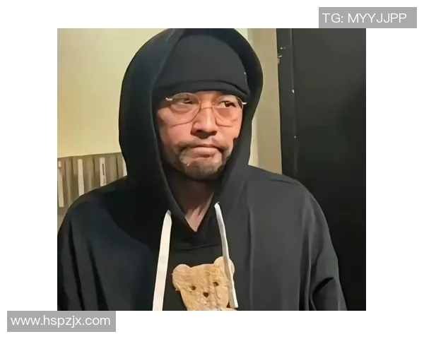 周杰伦在澳洲打高尔夫！脸部浮肿满嘴胡茬好瘦弱，挥杆姿态引群嘲